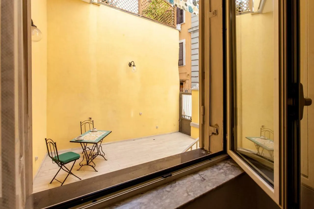 CASASÙ - appartamento con terrazzo al Vomero Napoli 0*,  Italia