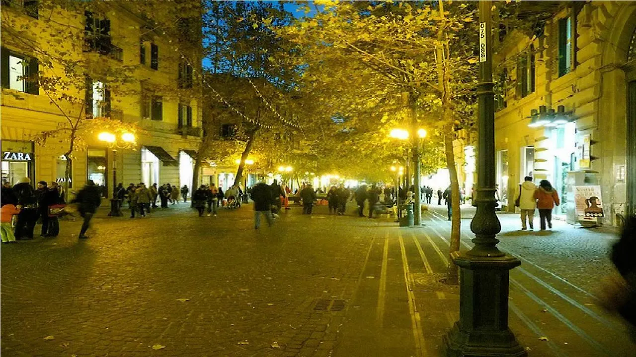 CASASÙ - appartamento con terrazzo al Vomero Napoli 0*,